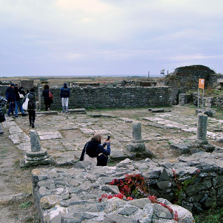 Legends on Circular Ruins